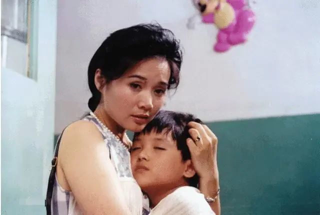 1994年,在电影《陌生的爱》的开机仪式上,吴冕做了一件轰动当时电影界