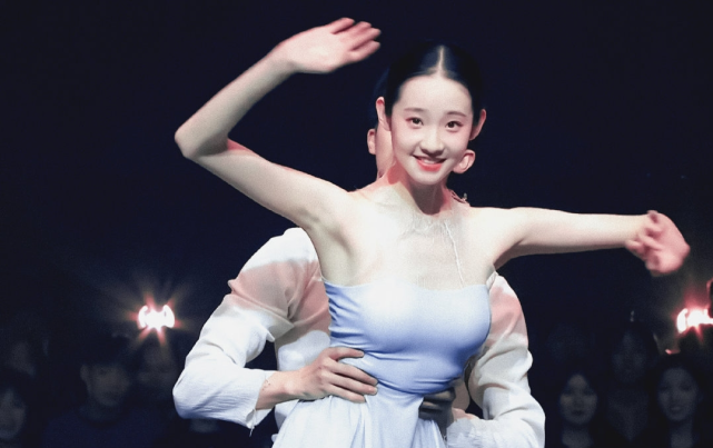 签时代峰峻是妈妈的安排张艺凡已决定放弃芭蕾选择影视好可惜