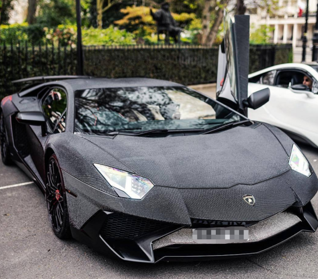 这款车是兰博基尼在2014年的时候推出的一款豪华型的超级跑车,售