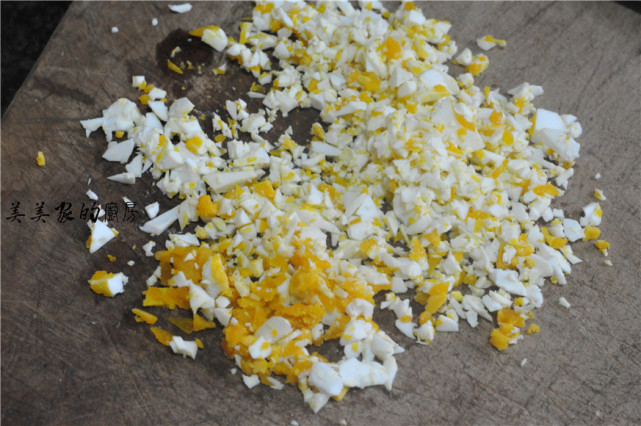 将蛋黄和蛋白都切成细碎的颗粒备用.