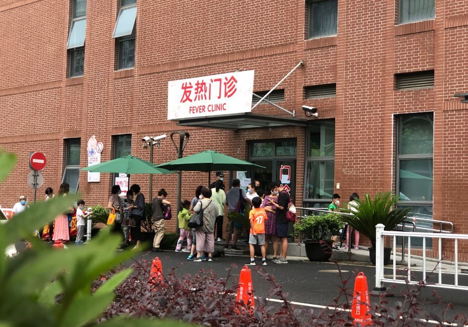 "一名门诊患者在门诊预检处即被"锁定",由专人护送到发热门诊.