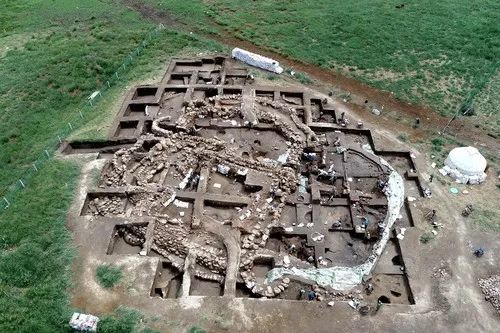 02石城子遗址位于昌吉回族自治州奇台县半截沟镇麻沟梁村东,河坝沿村