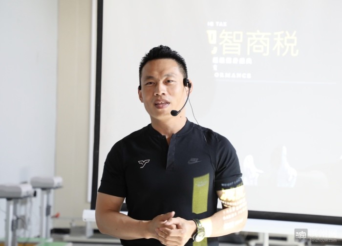 著名健身教练杨斌来滨州授课多家健身俱乐部精英集体充电