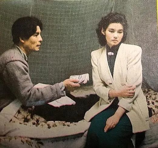 男汪文宣,女曾树生,两人原本充满理想,但在生活的重压之下,两人渐渐