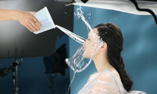 特别是一些年青人有干事创业的热情时,就会习惯性地泼冷水