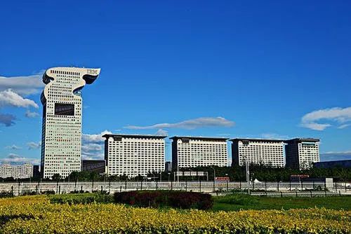 坐落在北京中轴线上有座造型奇特的建筑,多栋建筑组成的盘古大观酷似