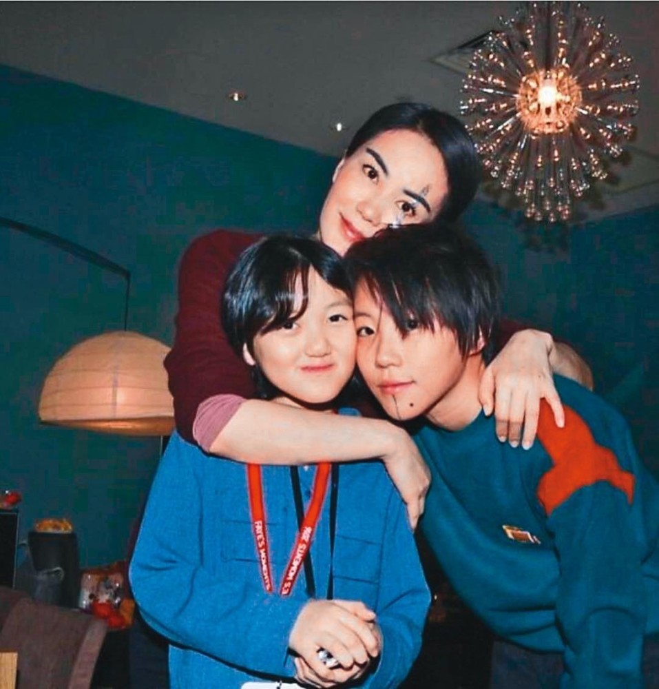 王菲|王菲深夜带李嫣外出美发，扎小揪揪呆萌可爱，罕有出现大笑场面