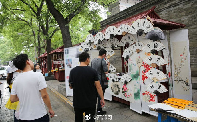 95后帅小伙西安书院门摆摊创意折扇现画现卖月入轻松过万