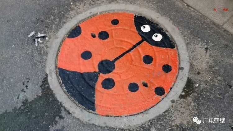 鹤壁这群人给井盖画了个妆