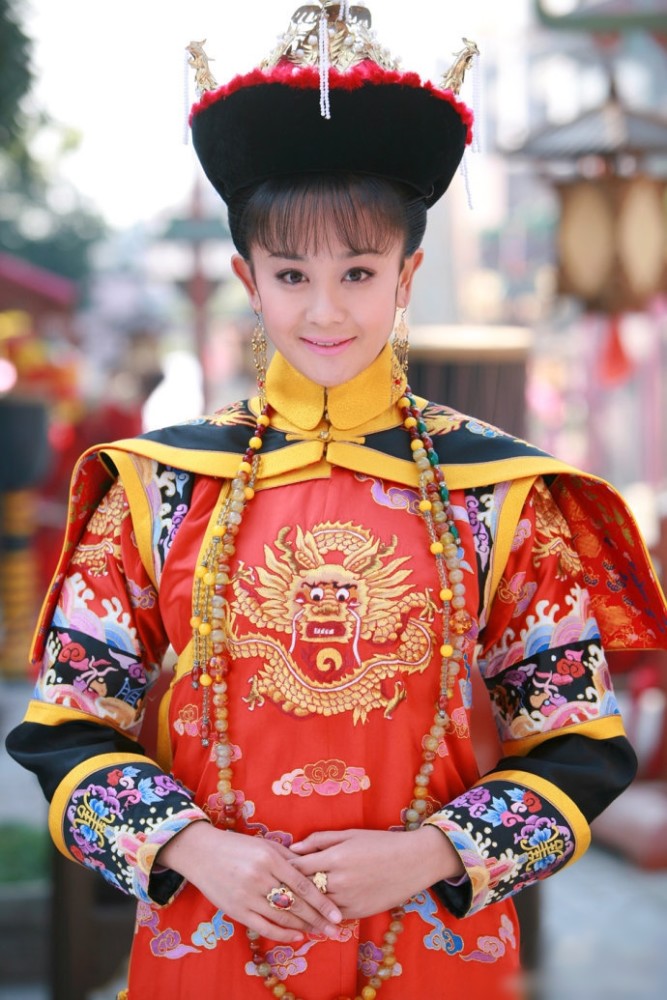 《我家有喜》中时尚靓丽,美艳绝伦的白家三姐妹中的老三白水喜,这个