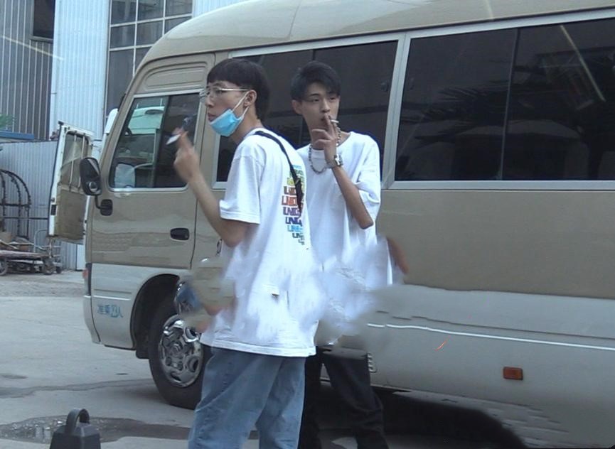 秦霄贤被曝欠债200万后仍潇洒!戴银链子换新车,街头抽烟还乱扔