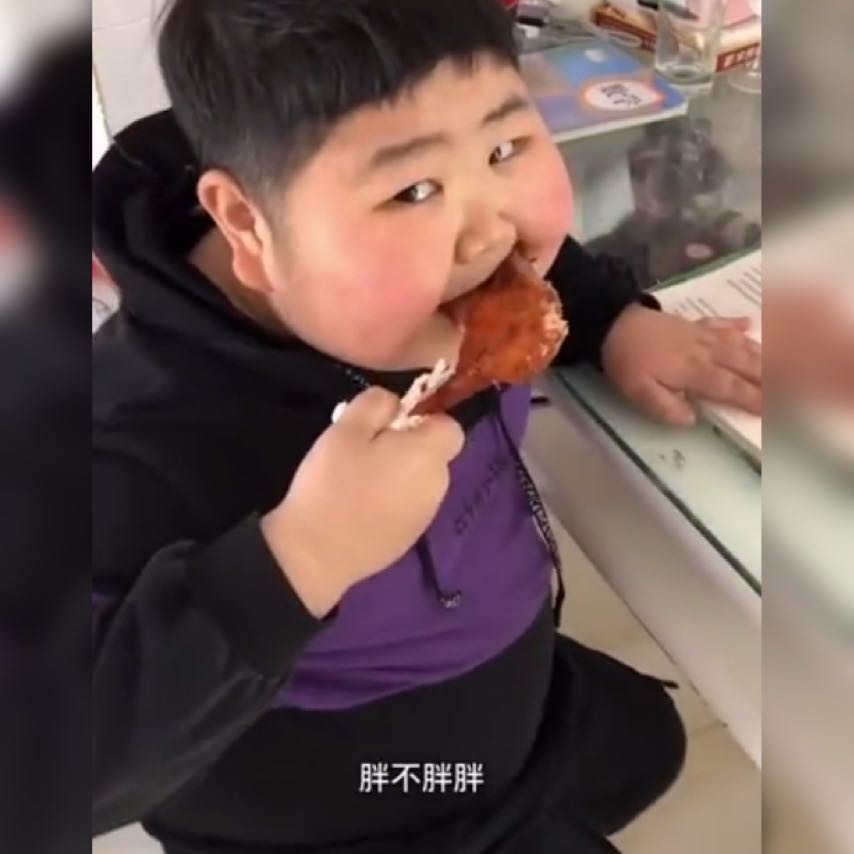 萌娃吃鸡腿的样子引人垂涎,网友:生活旺不旺,全看老弟胖不胖!