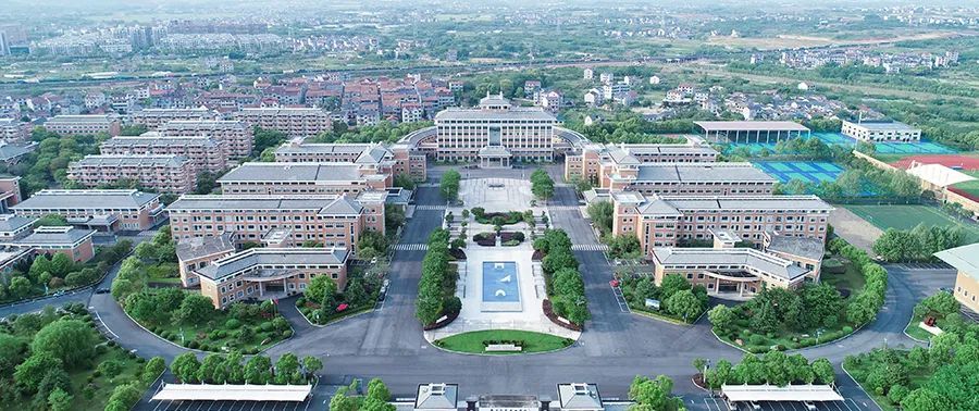 概况衢州中等专业学校(简称衢州中专)是衢州市政府举办的综合性普通