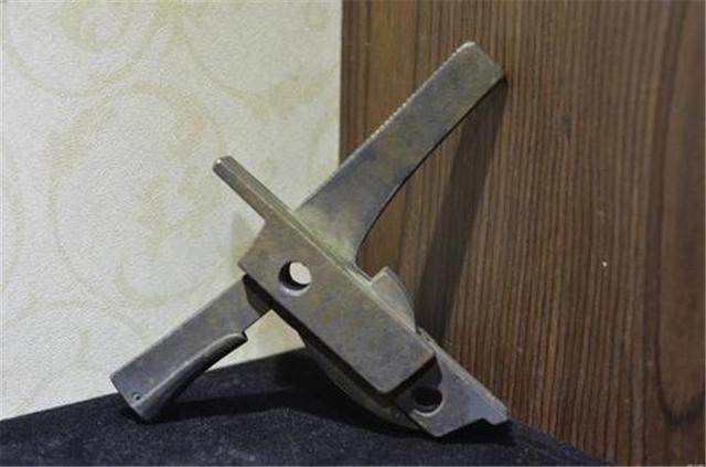 关于弩究竟何时出现在中国军队的制式装备之中,古代文学史料众说纷纭.