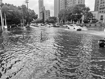 前河路与嵩江路交叉口的路面积水较深.