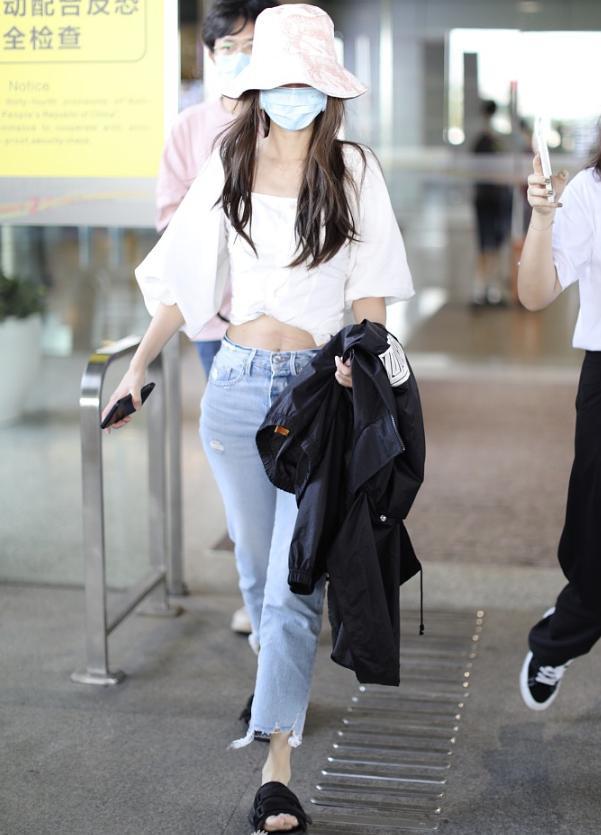 angelababy穿泡泡袖露脐装现身机场,低调疾行,马甲线妊娠纹瞩目