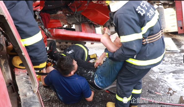 辽宁大连:油罐车与拉沙车迎头相撞!司机被困消防员紧急救人