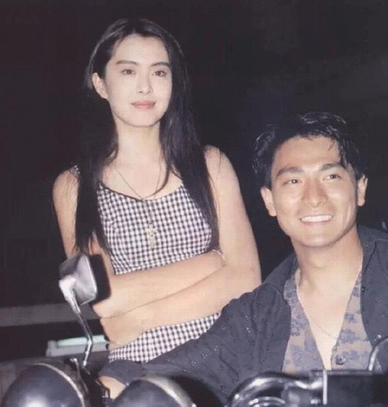 "罕见"明星老照片:穿情侣装的黎明,刘德华骑机车载王祖贤!