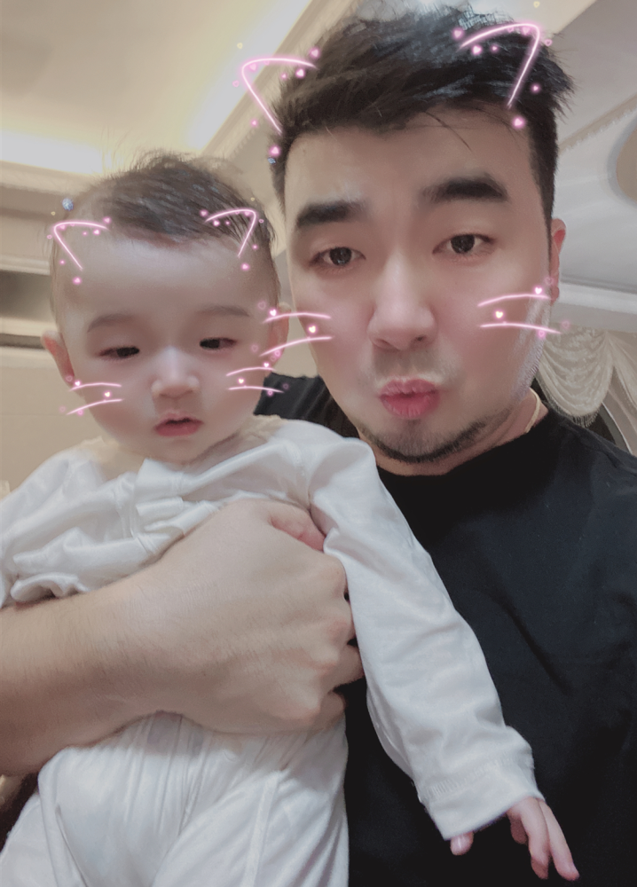 何雯娜老公梁超晒与女儿合照开熬夜特效将超可爱变巨丑