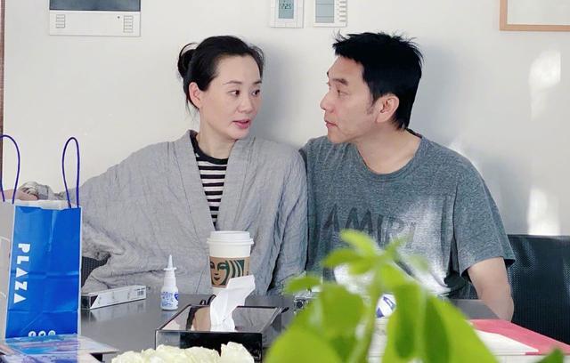 50岁林依轮庆结婚25周年 二婚妻子状态似少女 一家四口羡煞旁人 腾讯新闻