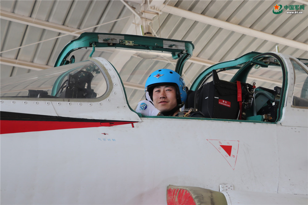 雏鹰首飞解锁拥抱蓝天的别样方式