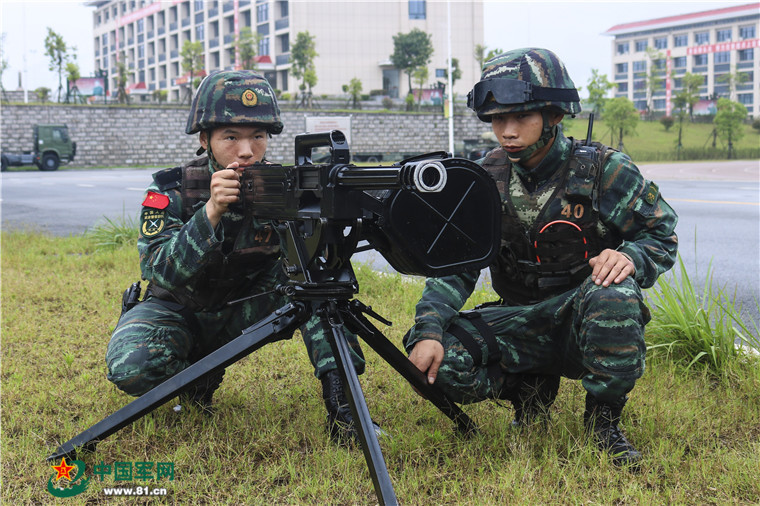 重火器操作训练. 杜帅帅摄乘车狙击训练. 杜帅帅摄18米抓绳上训练.