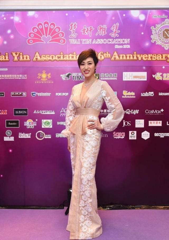 穿深v领连衣裙配短发亮相,一生未嫁却美得惊艳