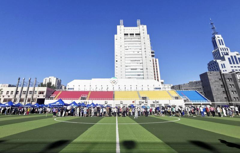 市民排队前往宣武体育场进行核酸采样.