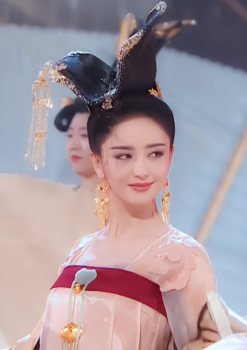 佟丽娅穿唐装跳舞,回眸一笑的表演,说她倾国倾城也不为过