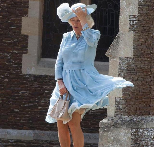 王室女性穿裙子遇到大风的反应凯特和西班牙王后最聪明卡米拉给王室