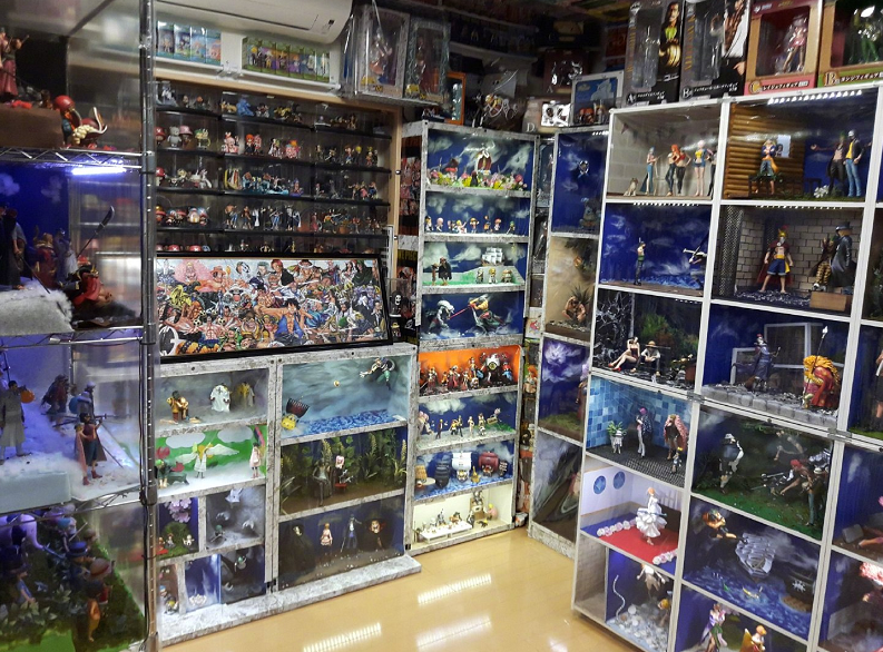 连天花板上都挂满手办,日本网友吐槽其宅父:这种程度值得骄傲了