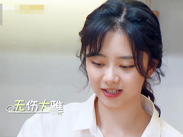 谭松韵往锅里倒油时,谁注意一旁郑爽说的啥?也太挑剔了