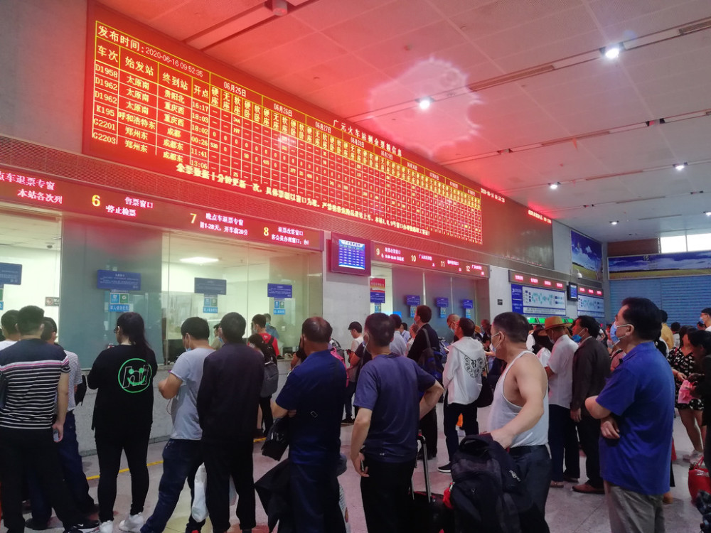 广元暴雨致部分列车晚点火车站开设晚点列车车票专退窗口