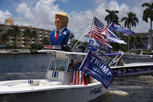 一边佛罗里达川粉驾着百艘游艇,带着自己心爱的川普周边为他激情祝寿.