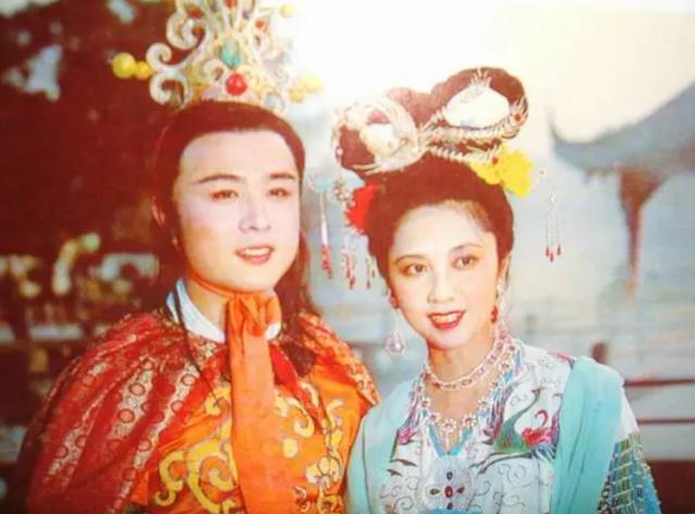 导演中途去世,拍摄打破常规,这部经典开启了徐少华的西游之路