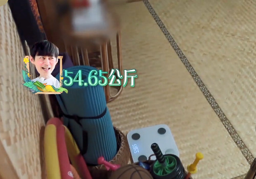 从中我们大家能够看到,吃完饭的何炅体重才54.65公斤,这样的一