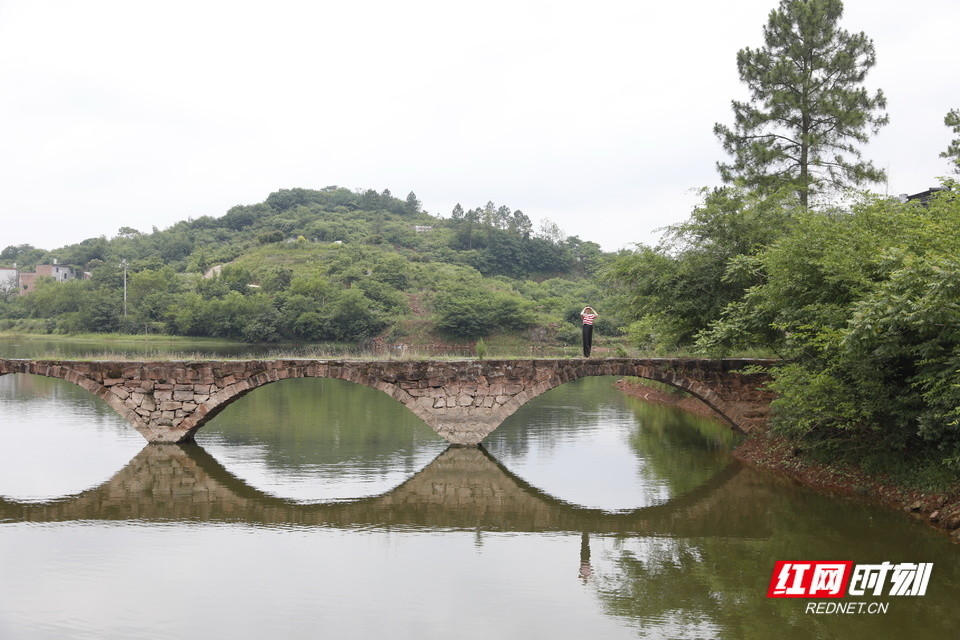 六合村,衡南县栗江镇西南部,距镇10公里,7.7平方公里.