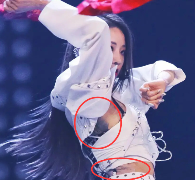 the9出行喻言穿短装为遮纹身连忙用手拉裤腰好辛苦