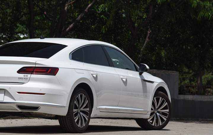 2020大众cc上线,220马力 油耗6.3l,比宝马3时尚,配7at