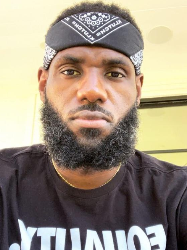 nba詹姆斯戴上头巾秀新造型胡须已明显花白衣服印字有深意