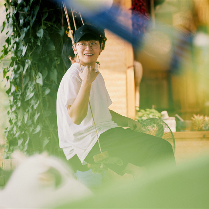 对比起情场经验丰富的曾幸,彭昱畅还真是个纯情的小白兔.