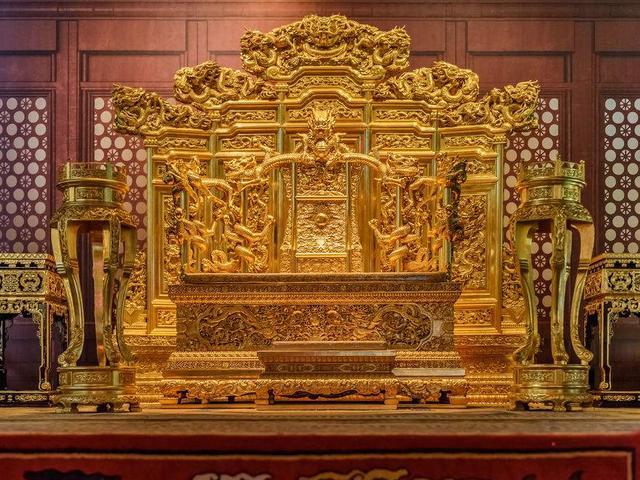 皇帝的龙椅,是黄金制成的吗?专家:材料很便宜