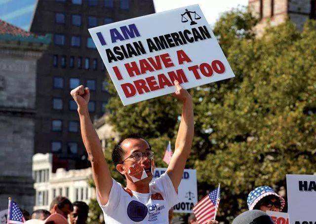 所以在美国最受歧视的反而是亚裔,白人歧视黑人,黑人歧视亚裔面孔