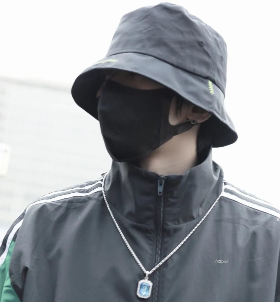 这到底是rapper还是model?