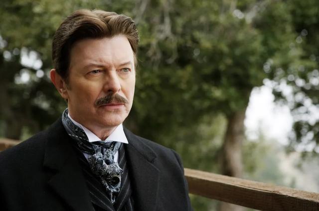 或者是诺兰的电影《致命魔术》里的大卫·鲍伊(david bowie)?