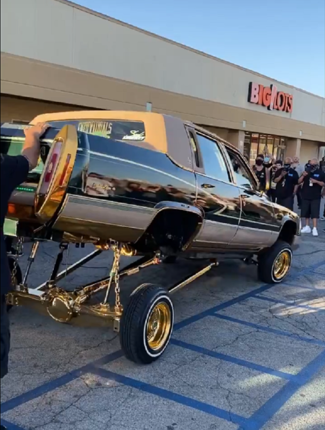牛人造出跳跳车车头朝天成街边一道奇景