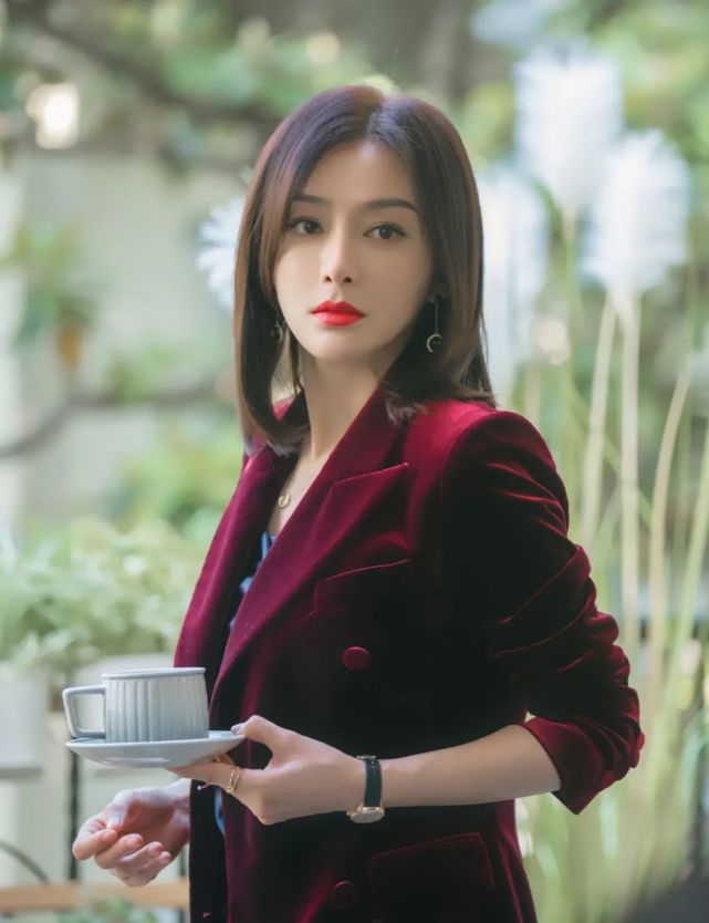 莫向晚的《职场丽人穿搭图鉴》,请接收