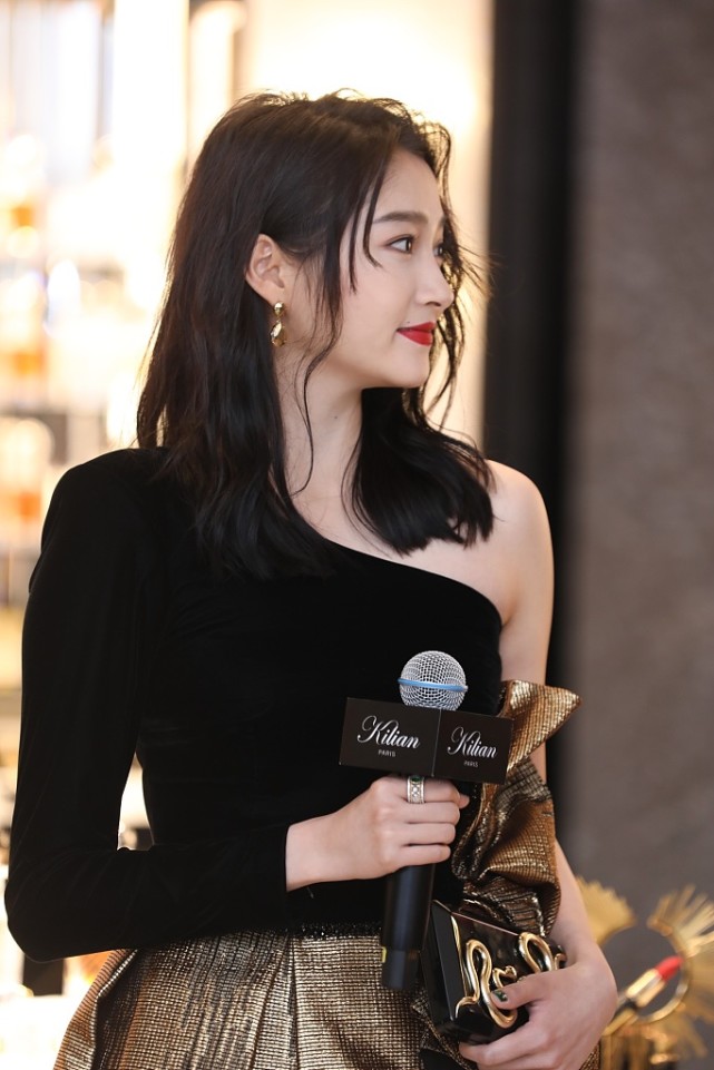 关晓彤穿斜肩花朵裙秀香肩 对镜甜笑摆pose长腿抢镜