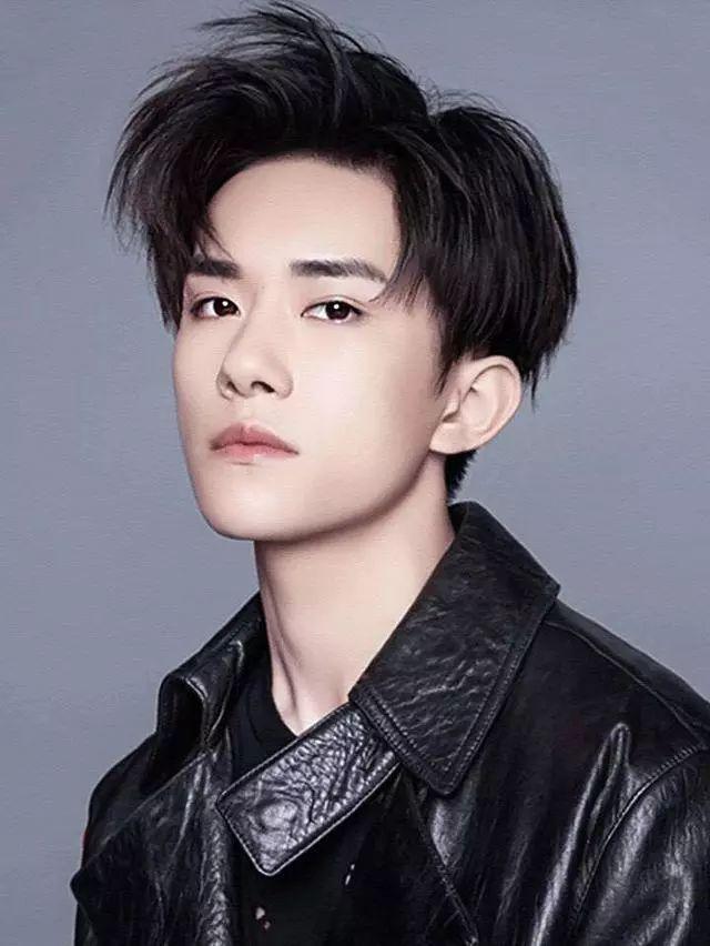 易烊千玺穿草丛里抓虫子,穿西装梳大背头造型独特