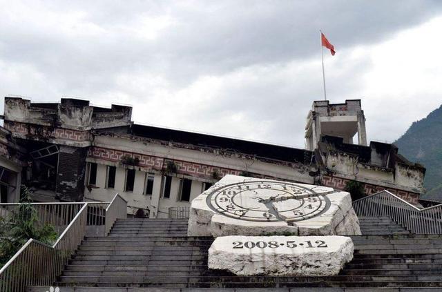 地震|地震发生后，大楼顶层的人和底层的人相比，哪个的生还几率更大？